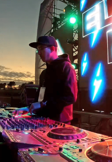 FerchX tocando al atardecer en un festival al aire libre