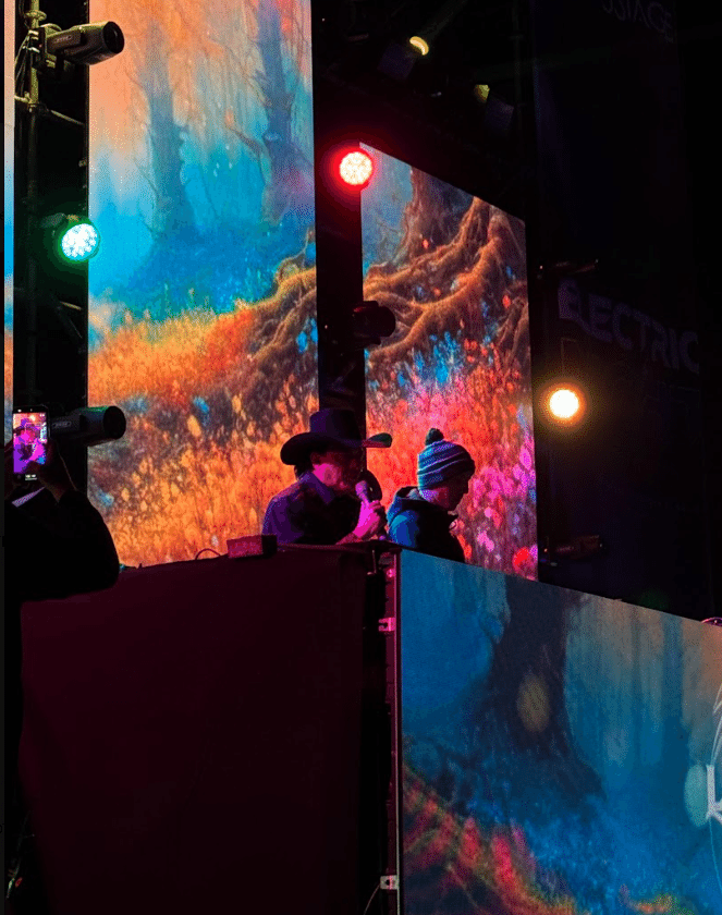 LED mapping, cabina y operación en vivo — festival multidisciplinario